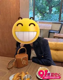 海角大神原创 妈妈正跟爸爸打电话却被儿子突然抱住猛操 压抑呻吟太大惊动电话那头的爸爸